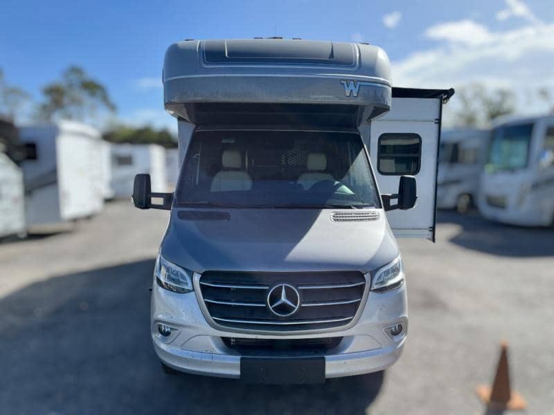 2025 Winnebago 2025 Winnebago Navion - thumbnail 3