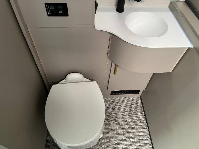 2025 Winnebago 2025 Winnebago Navion - thumbnail 26