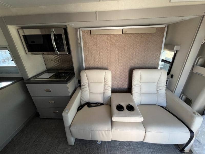 2025 Winnebago 2025 Winnebago Navion - thumbnail 32