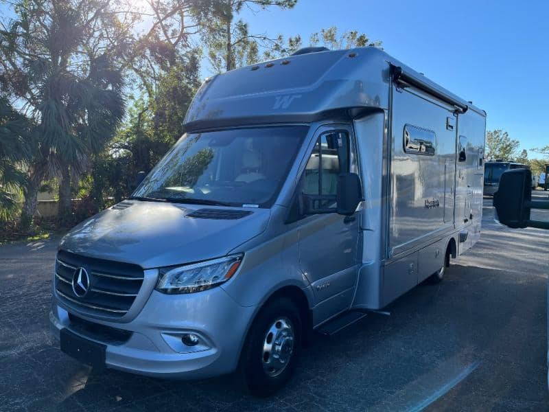 2025 Winnebago 2025 Winnebago Navion - thumbnail 4