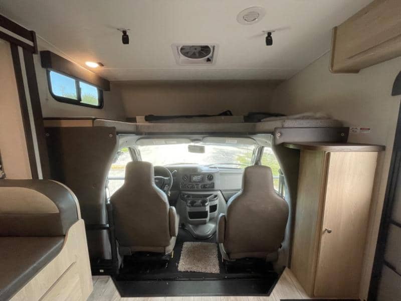 2025 Coachmen 2025 Coachmen Leprechaun - thumbnail 11