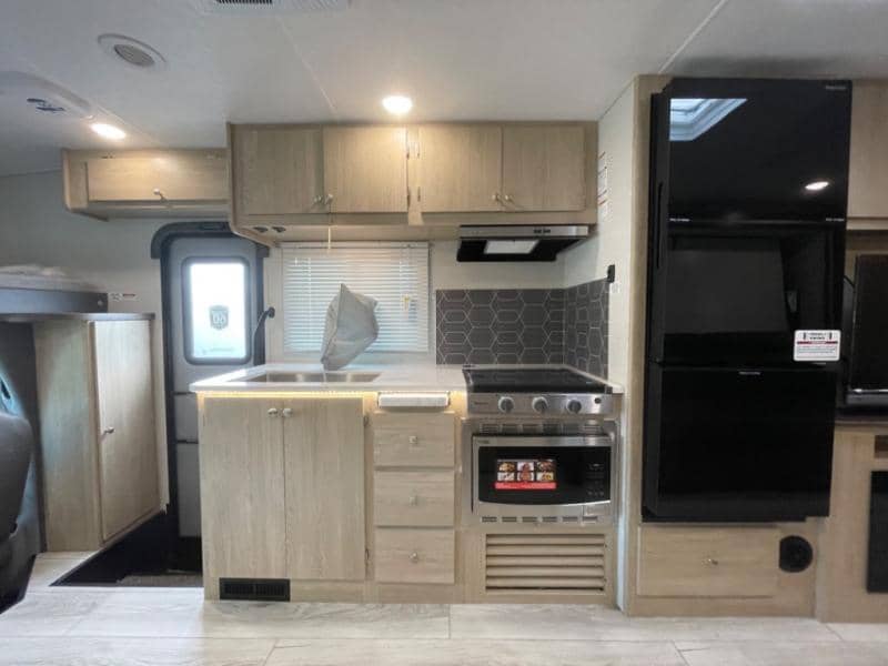 2025 Coachmen 2025 Coachmen Leprechaun - thumbnail 14