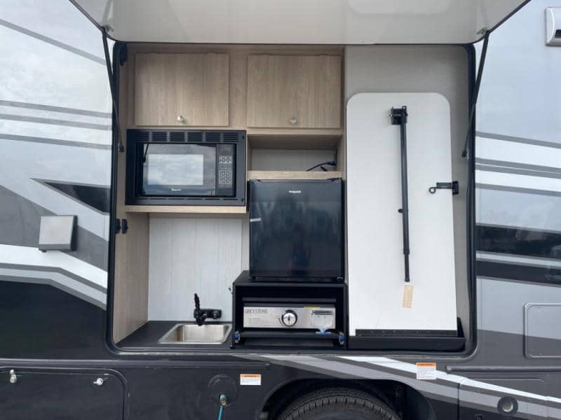 2025 Coachmen 2025 Coachmen Leprechaun - thumbnail 9