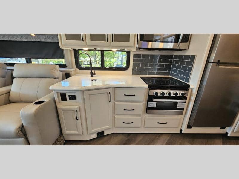 2024 Holiday Rambler 2024 Holiday Rambler Eclipse - thumbnail 11