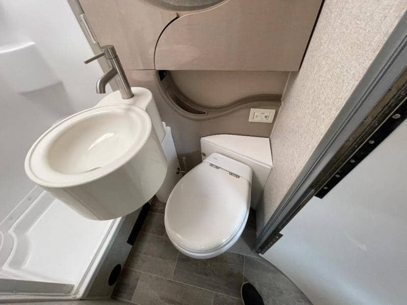 2019 Winnebago 2019 Winnebago Navion - thumbnail 23