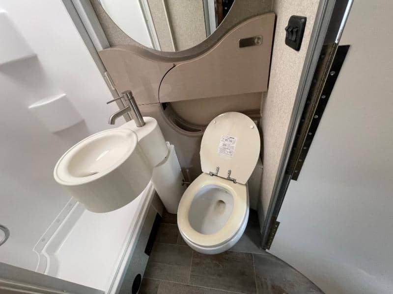 2019 Winnebago 2019 Winnebago Navion - thumbnail 24