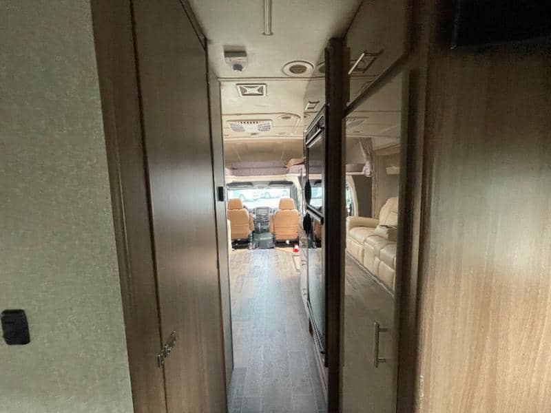 2019 Winnebago 2019 Winnebago Navion - thumbnail 37