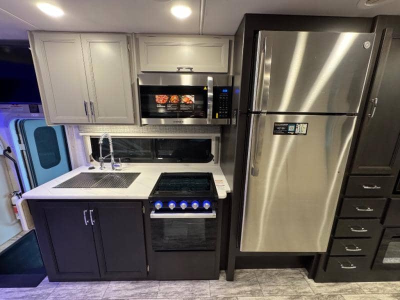 2025 Thor Motor Coach 2025 Thor Motor Coach Magnitude - thumbnail 13