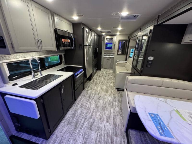 2025 Thor Motor Coach 2025 Thor Motor Coach Magnitude - thumbnail 10