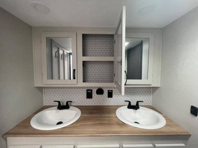 2025 Coachmen 2025 Coachmen Chaparral - thumbnail 16