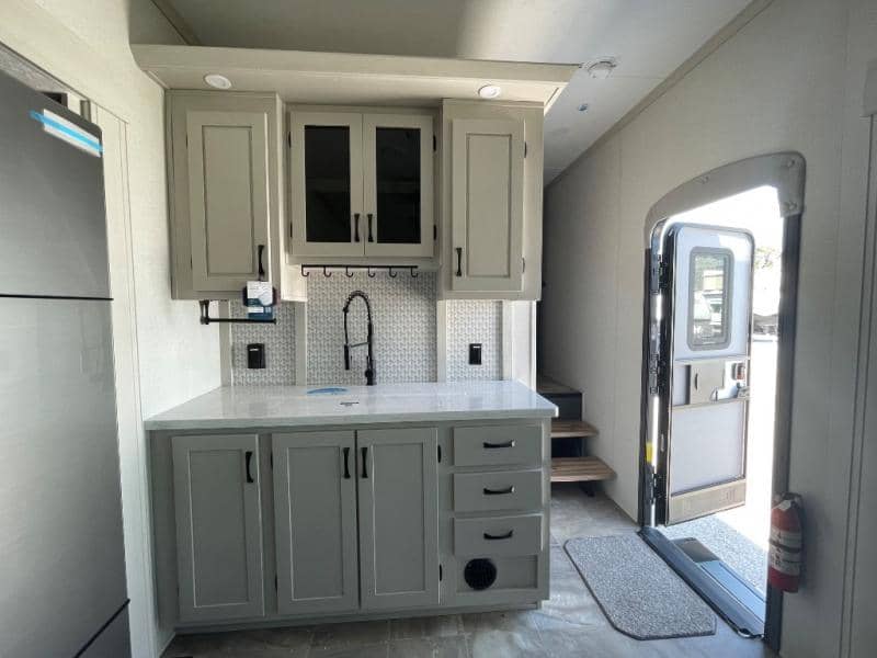 2025 Coachmen 2025 Coachmen Chaparral - thumbnail 10