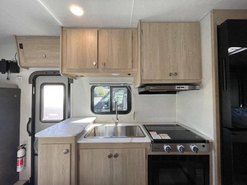 2025 Coachmen 2025 Coachmen Leprechaun - thumbnail 12