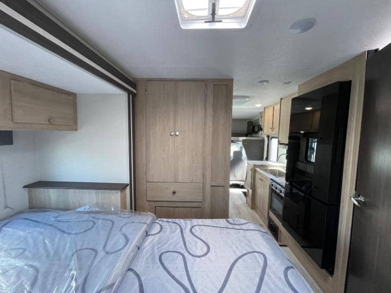 2025 Coachmen 2025 Coachmen Leprechaun - thumbnail 16