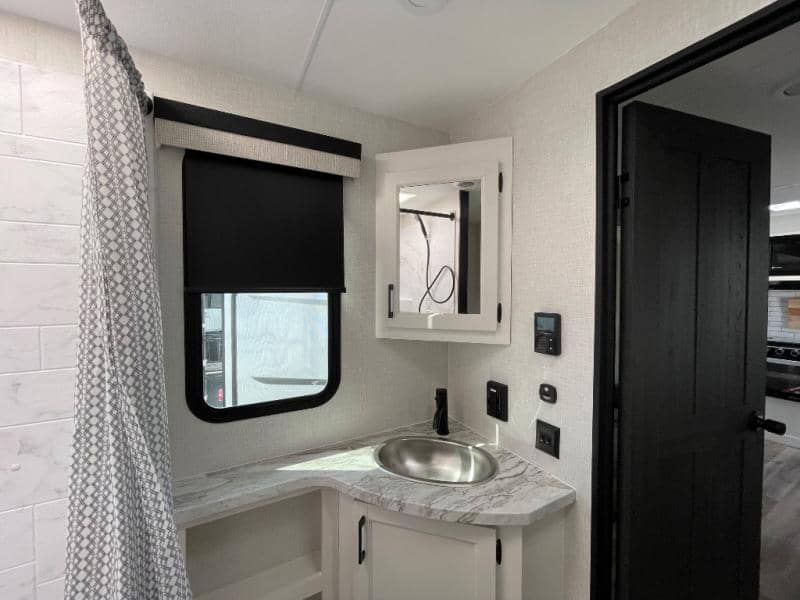 2026 Venture RV 2026 Venture RV SportTrek - thumbnail 18