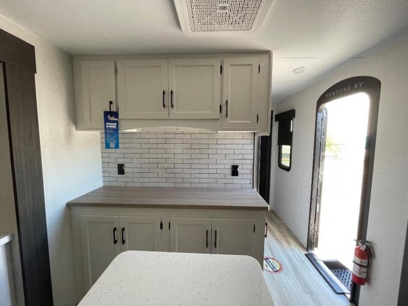 2026 Venture RV 2026 Venture RV SportTrek 5 Touring Edition - thumbnail 14