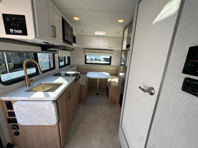 2026 Thor Motor Coach 2026 Thor Motor Coach Chateau - thumbnail 9