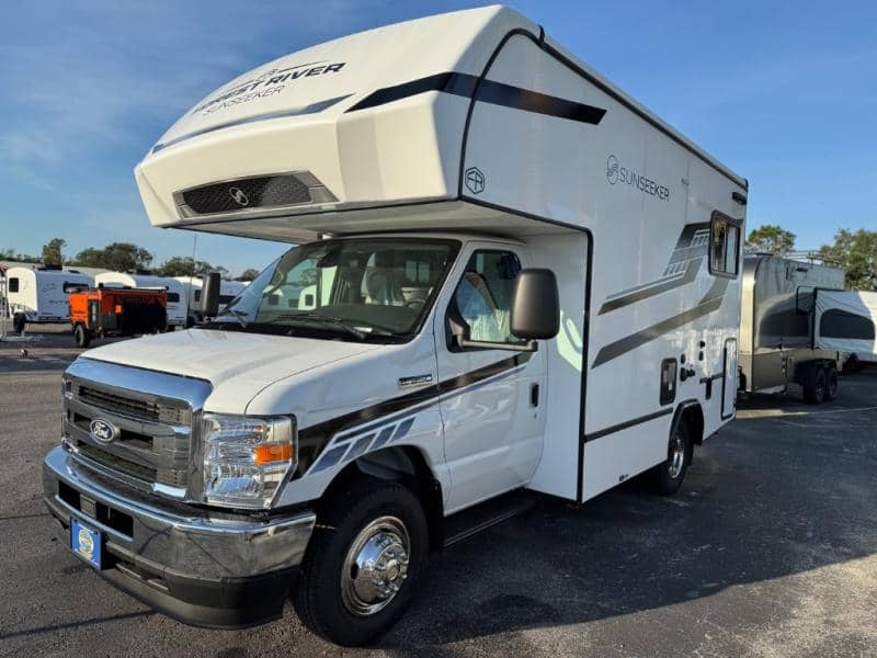 2026 Forest River 2026 Forest River Sunseeker - thumbnail 3