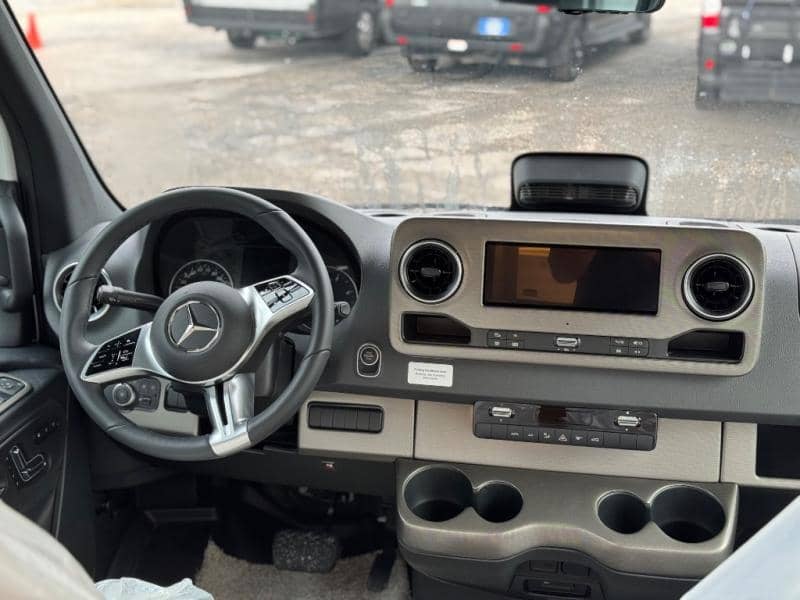 2026 Winnebago 2026 Winnebago Navion - thumbnail 7