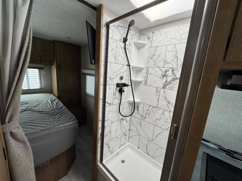 2024 Coachmen 2024 Coachmen Leprechaun - thumbnail 18