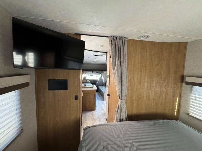 2024 Coachmen 2024 Coachmen Leprechaun - thumbnail 23