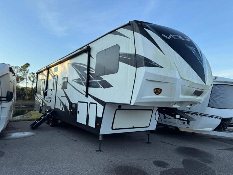 2019 Dutchmen 2019 Dutchmen Voltage - thumbnail 1