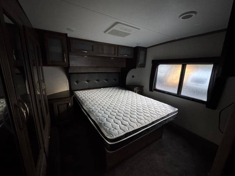 2019 Dutchmen 2019 Dutchmen Voltage - thumbnail 11