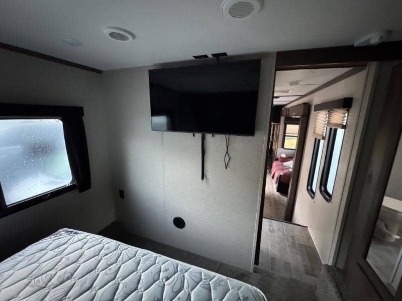 2019 Dutchmen 2019 Dutchmen Voltage - thumbnail 13