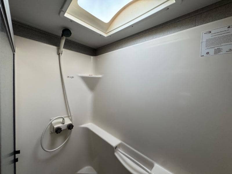 2019 Dutchmen 2019 Dutchmen Voltage - thumbnail 15