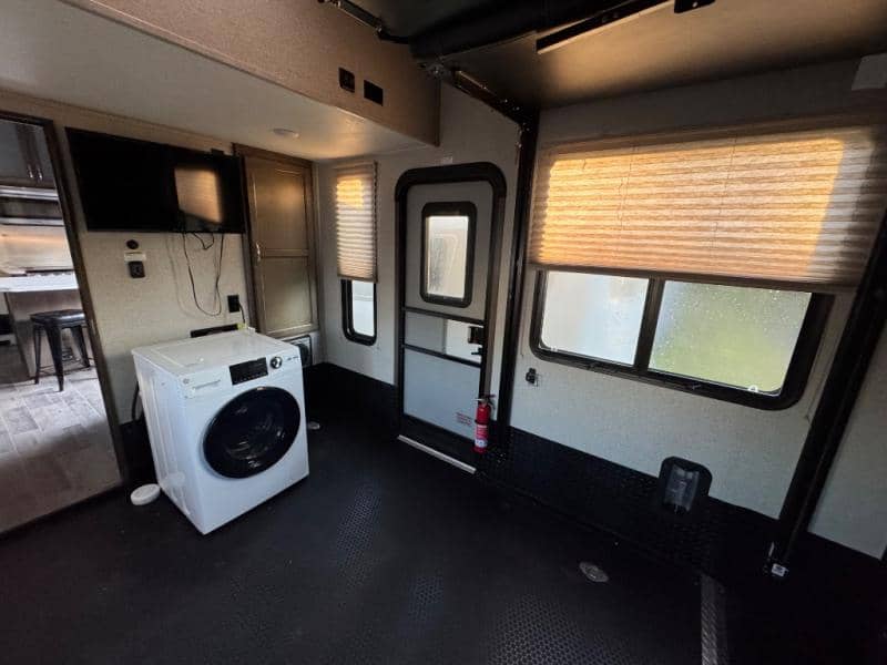 2019 Dutchmen 2019 Dutchmen Voltage - thumbnail 17