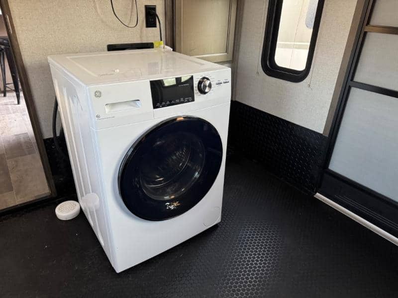 2019 Dutchmen 2019 Dutchmen Voltage - thumbnail 18