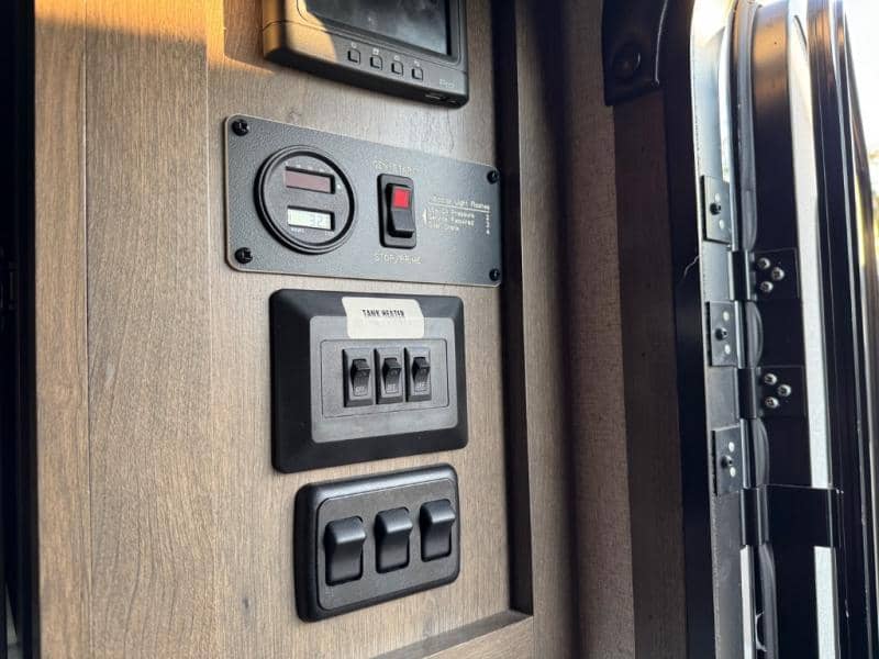 2019 Dutchmen 2019 Dutchmen Voltage - thumbnail 21