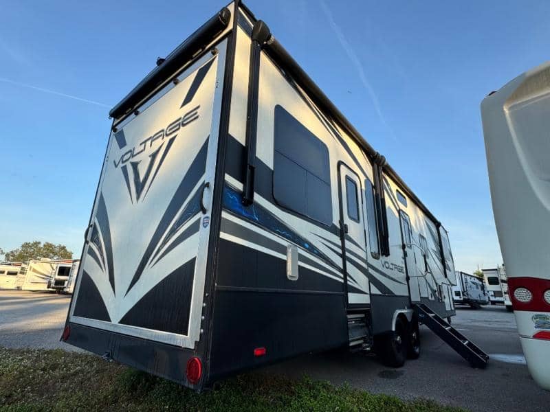 2019 Dutchmen 2019 Dutchmen Voltage - thumbnail 4