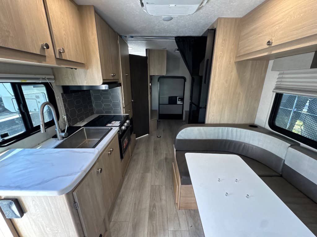 2025 Coachmen 2025 Coachmen Leprechaun - thumbnail 6