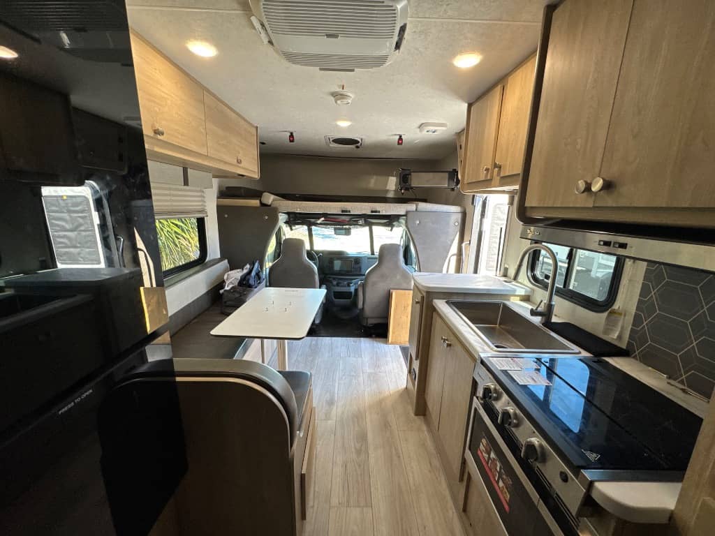 2025 Coachmen 2025 Coachmen Leprechaun - thumbnail 7