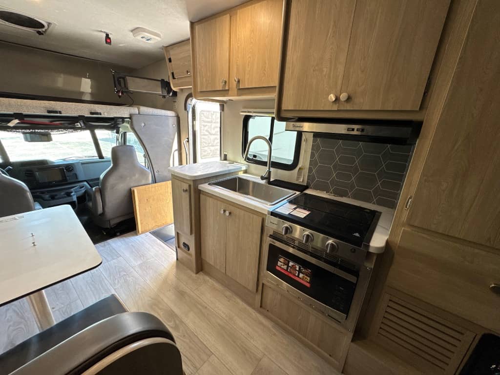 2025 Coachmen 2025 Coachmen Leprechaun - thumbnail 8