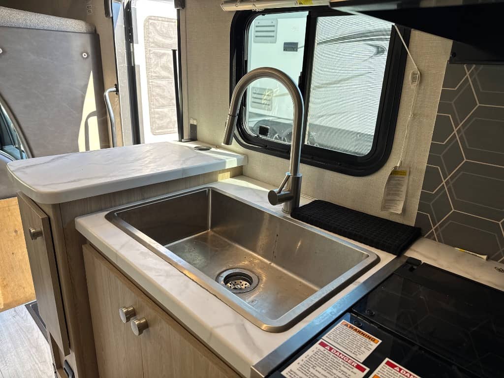 2025 Coachmen 2025 Coachmen Leprechaun - thumbnail 10