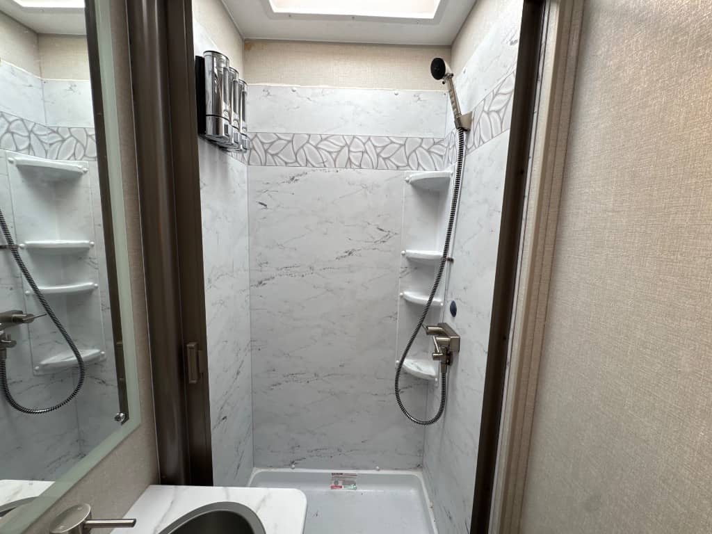 2025 Coachmen 2025 Coachmen Leprechaun - thumbnail 15