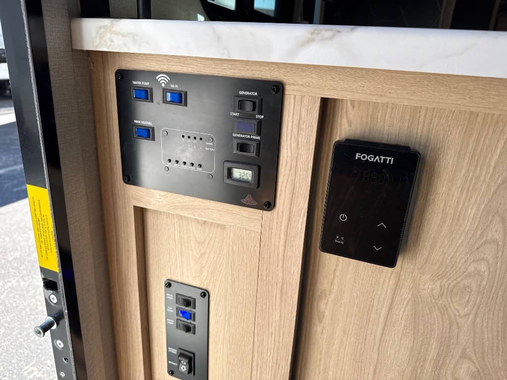 2025 Coachmen 2025 Coachmen Leprechaun - thumbnail 16