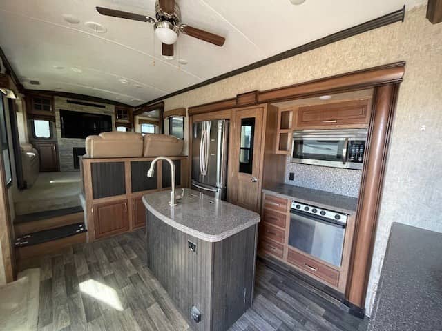 2017 Keystone RV 2017 Keystone RV Montana - thumbnail 4