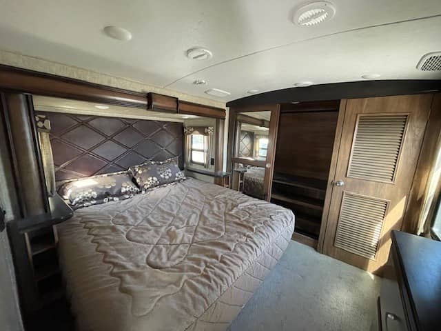 2017 Keystone RV 2017 Keystone RV Montana - thumbnail 12