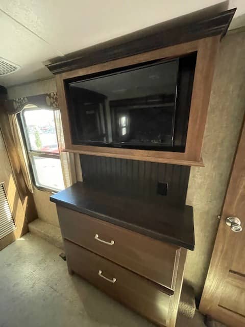2017 Keystone RV 2017 Keystone RV Montana - thumbnail 13