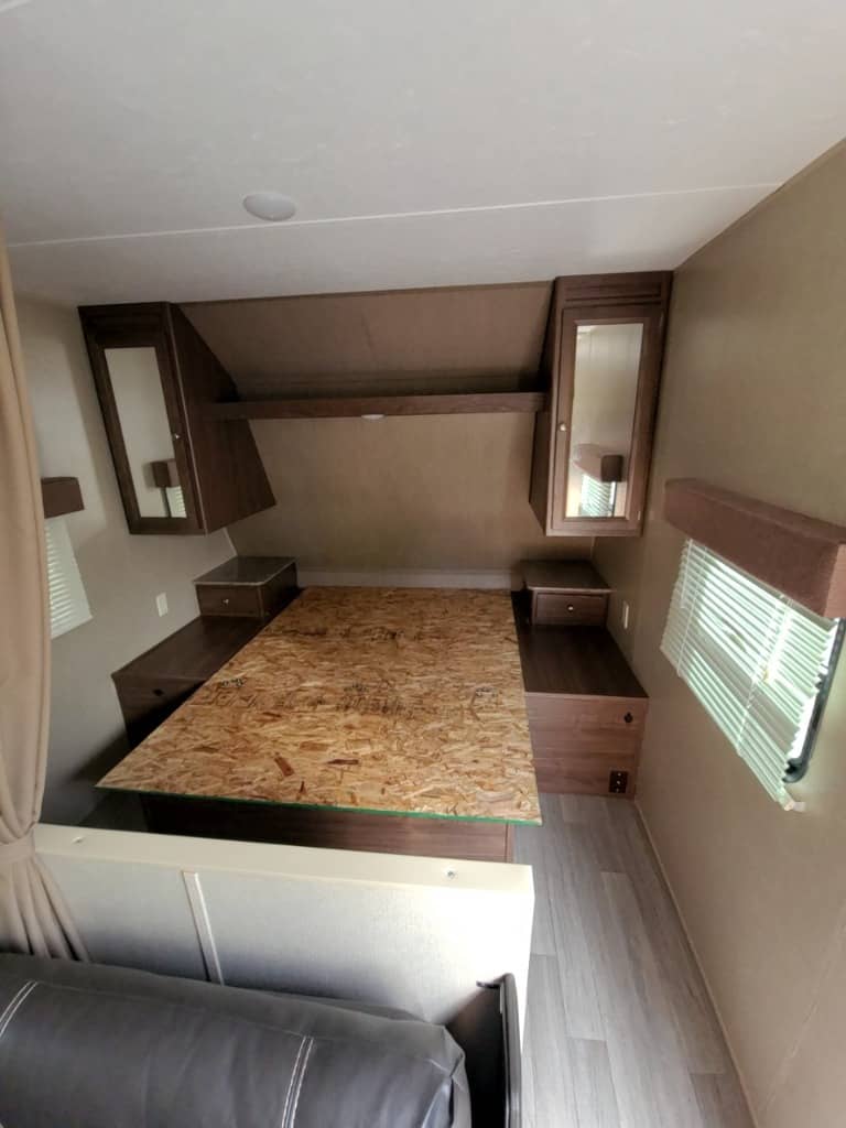 2017 Keystone RV 2017 Keystone RV Coleman Lantern - thumbnail 11