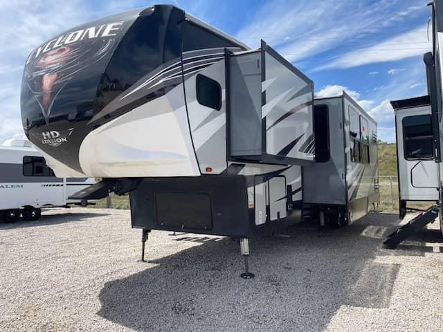 2019 Heartland RV 2019 Heartland RV Cyclone - thumbnail 3