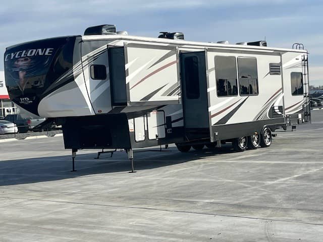 2019 Heartland RV 2019 Heartland RV Cyclone - thumbnail 4