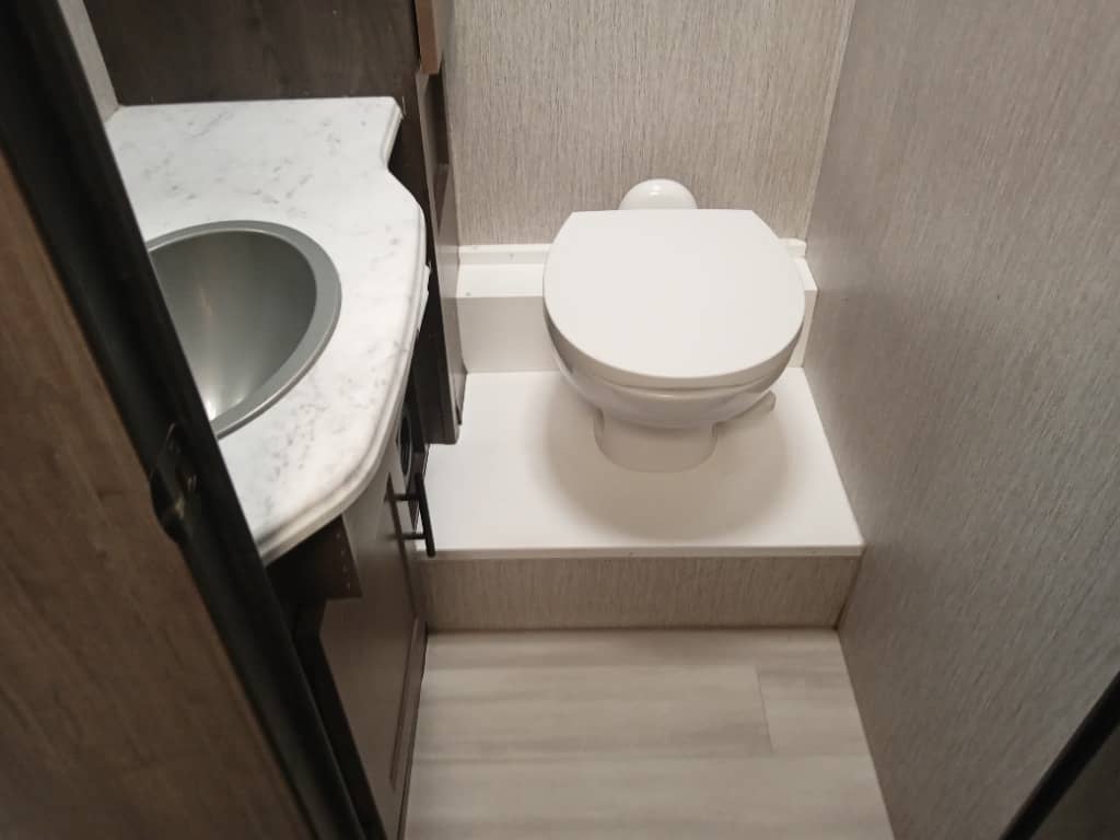 2022 Coachmen 2022 Coachmen Leprechaun - thumbnail 19