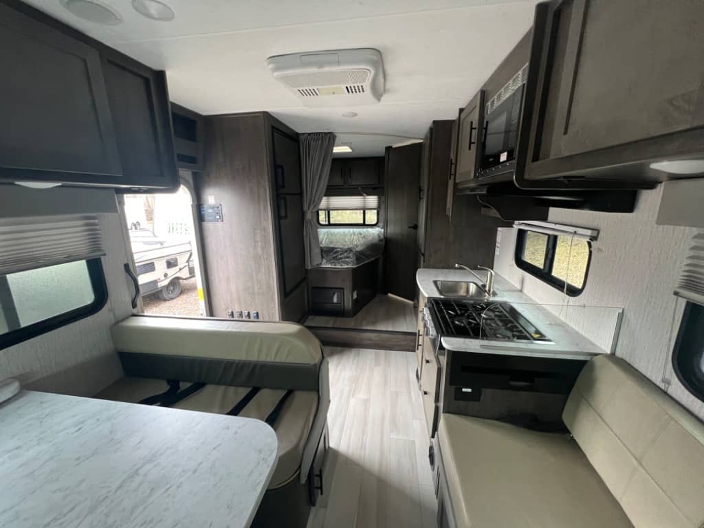 2023 Coachmen 2023 Coachmen Leprechaun - thumbnail 6