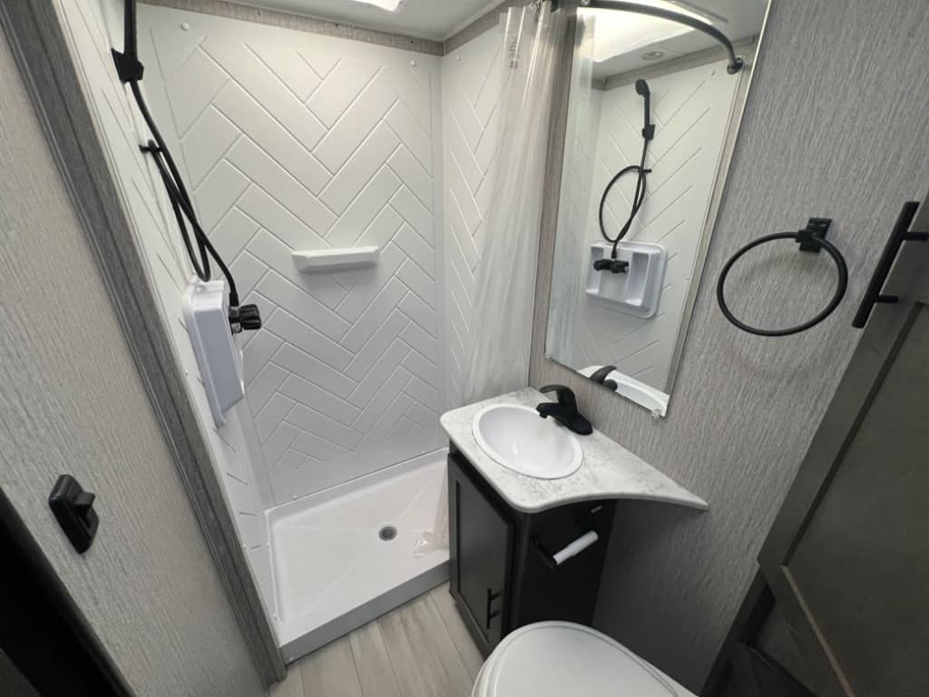 2023 Coachmen 2023 Coachmen Leprechaun - thumbnail 10