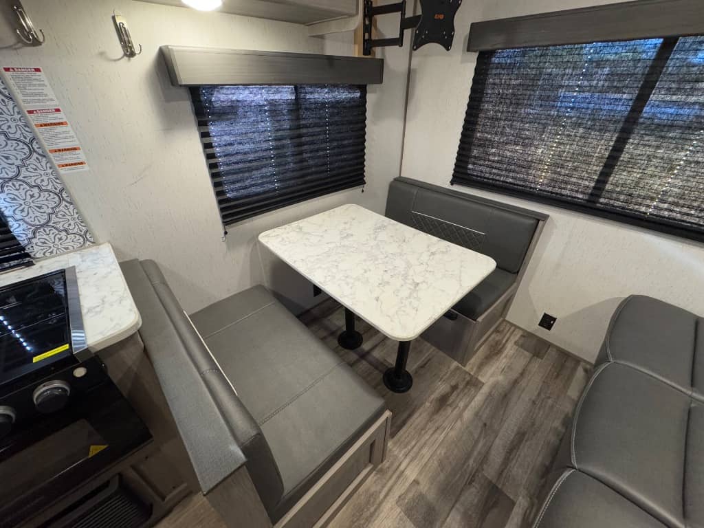 2022 Dutchmen 2022 Dutchmen Coleman Lantern LT Series - thumbnail 9