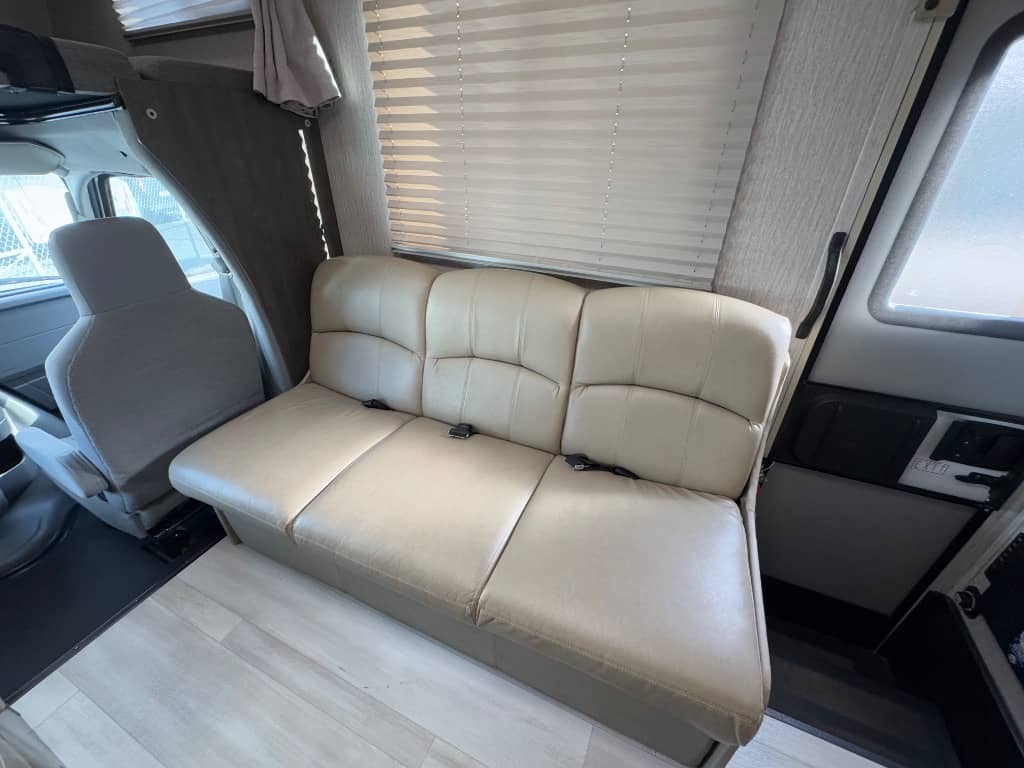 2023 Coachmen 2023 Coachmen Leprechaun - thumbnail 7