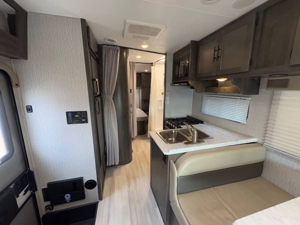 2023 Coachmen 2023 Coachmen Leprechaun - thumbnail 11